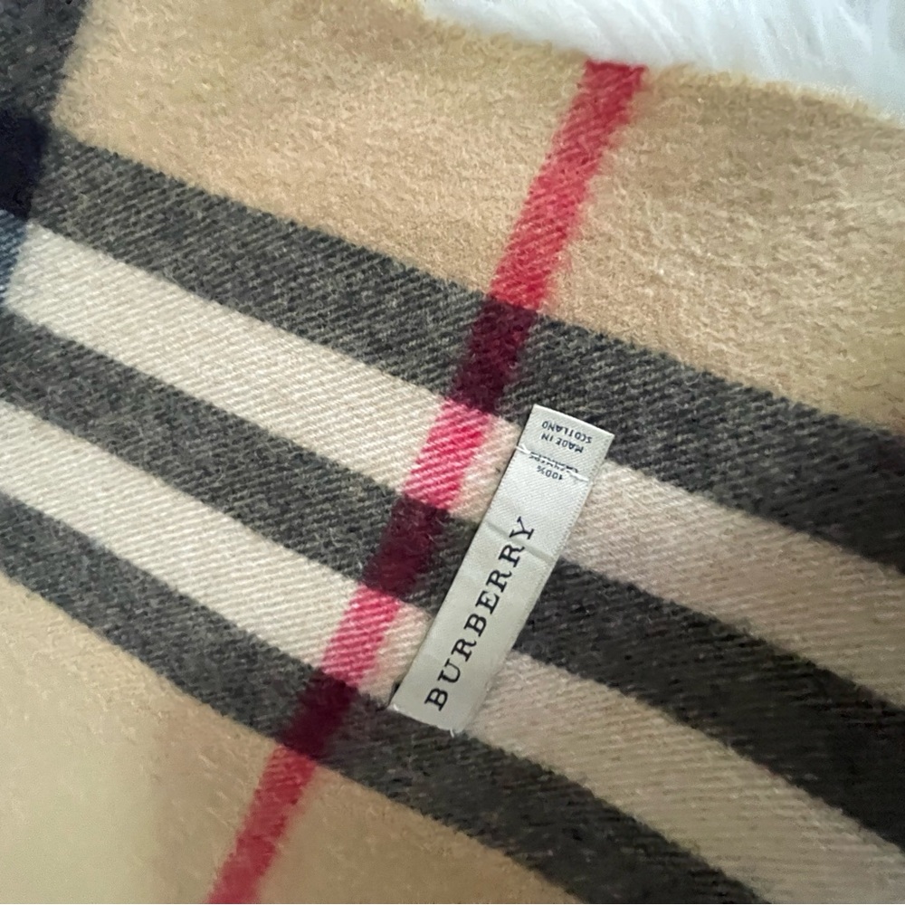 Burberry Cashmere Shawl/Muffler. - Picture 12 of 14
